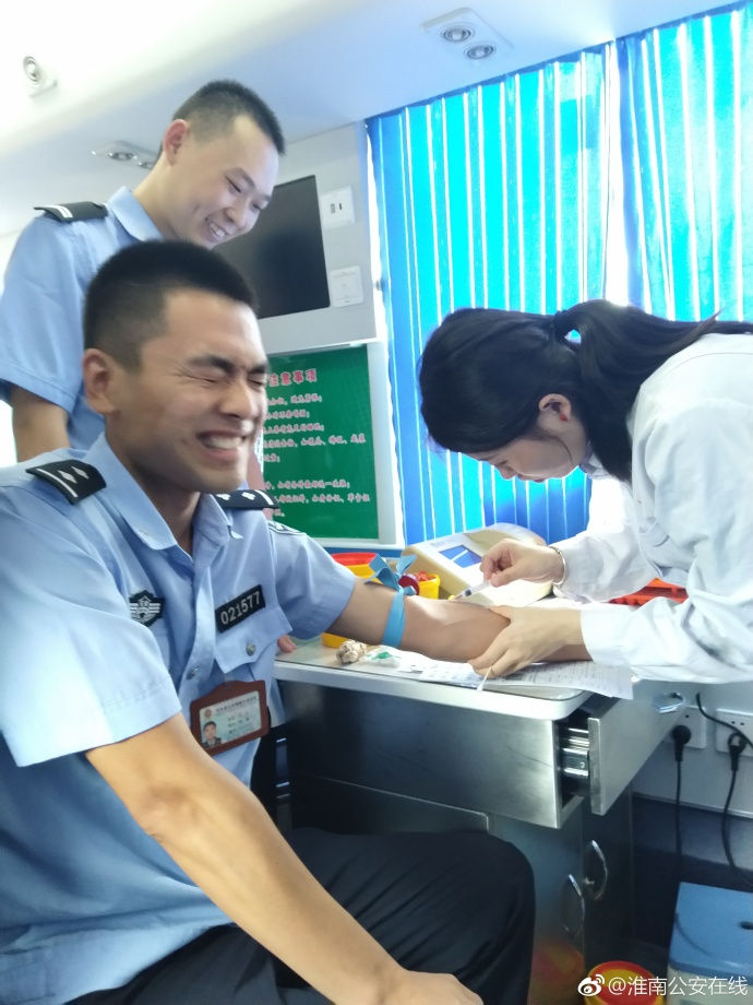 疼skr人！警察在移動獻血車上的表情包亮了