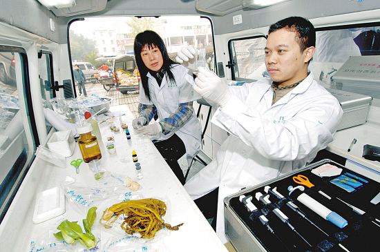 移動(dòng)檢測車能快速高效的對食品進(jìn)行檢測